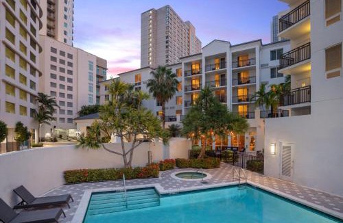 Downtown Hotel | Courtyard Miami Dadeland