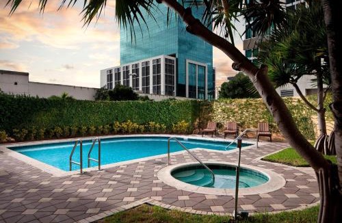 Downtown Hotel | Courtyard Miami Dadeland