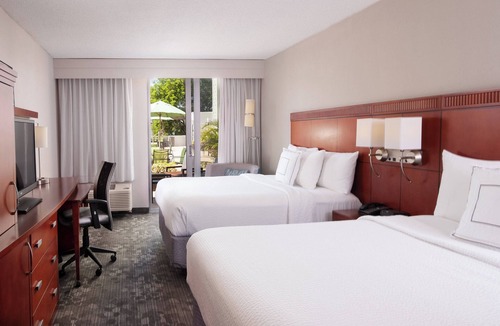 Coral Gables Section Hotel | Courtyard Miami in Coral Gables by Marriott