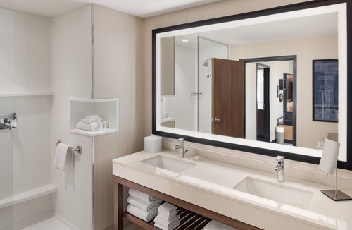 Downtown Portland Hotel | Courtyard Portland Downtown/Waterfront