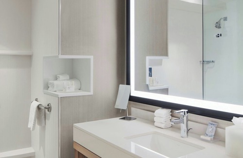 Downtown Portland Hotel | Courtyard Portland Downtown/Waterfront