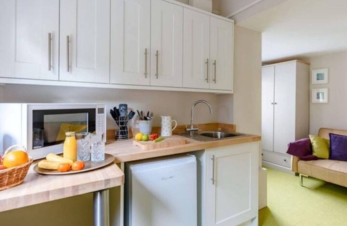 Dormansland House | Courtyard Rooms at Claridge House