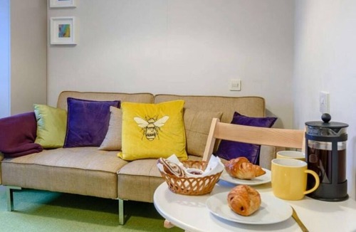 Dormansland House | Courtyard Rooms at Claridge House