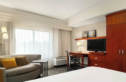 Salisbury Hotel | Courtyard Salisbury | King Sofa | Stadium, Salisbury U, TidalHealth Close
