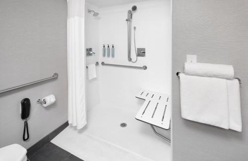 Shelton Hotel | Courtyard Shelton