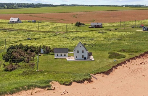 French River House | Cousins Shore Beach House - Oceanfront Cottage w/bunkie