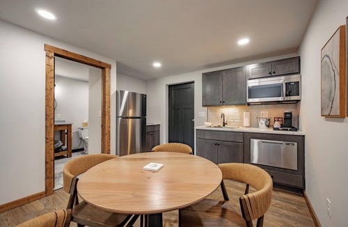 Thayerville Hotel | Cove Creek Lodge: 102 Poolside Executive King Suite