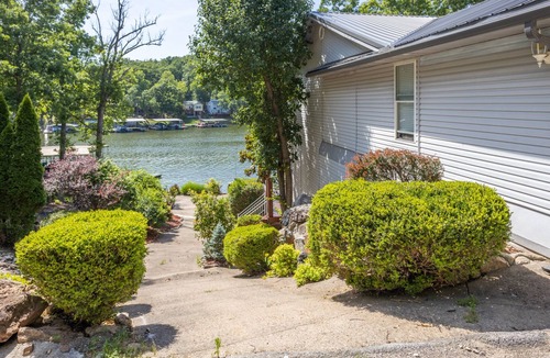 Rocky Mount House | Cove Front, Kayak, Pedal Boat, and Nearby Restos
