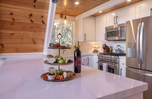 Boulder Bay Cabin | Cove Lakeside | Jacuzzi, Central AC, Private Dock!