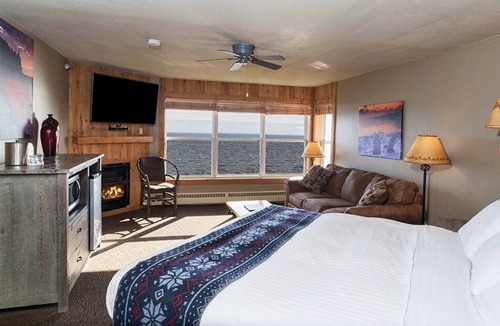 Beaver Bay Hotel | Cove Point Lodge