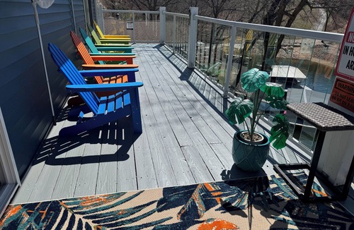 Lake Ozark House | COVE RETREAT LAKEFRONT HOT TUB OUTSIDE BAR PRV DOCK LOCATION FIRE PIT & MORE!