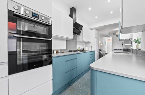 Coventry House | Coventry Arena Escape | sleeps 6 | free parking