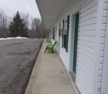 Sussex Hotel | Covered Bridge Inn & Suites