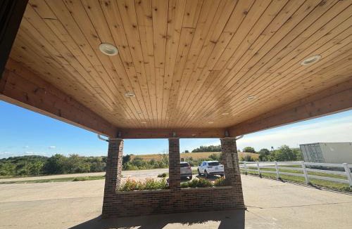 Winterset Hotel | Covered Bridge Inn