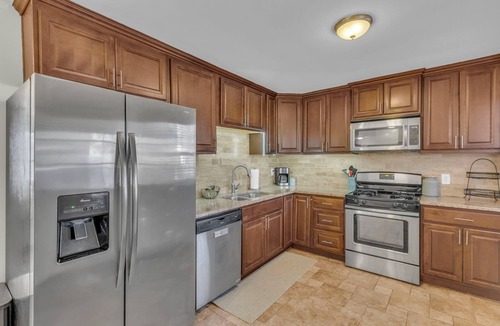 Overland Park House | Covered patio, finished basement, amazing location