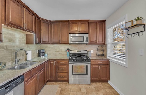 Overland Park House | Covered patio, finished basement, amazing location