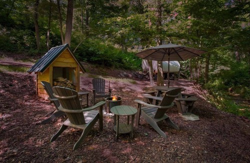 Strasburg RV Rental | Covered Wagon Camping along Creek, Sleeps 4