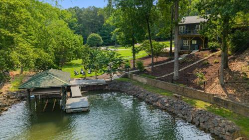Mayhew House | Coves End by AvantStay Dock Game Room Fire Pit Forest Views