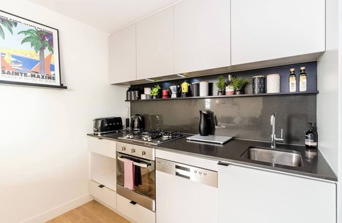 Collingwood Apartment | Coveted Collingwood Balcony Hideaway with Views