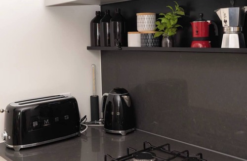 Collingwood Apartment | Coveted Collingwood Balcony Hideaway with Views