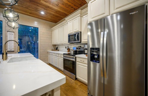 Pickens Cabin | Cowabunga Cabin - Pool, Hot Tub, Play Park, Outdoor Kitchen, Shuffleboard