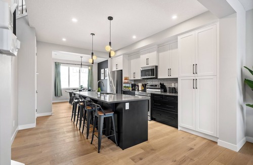 Calgary House | Cowboy Chalet SE, AC, Games, King Bed, 20 min to Down Town