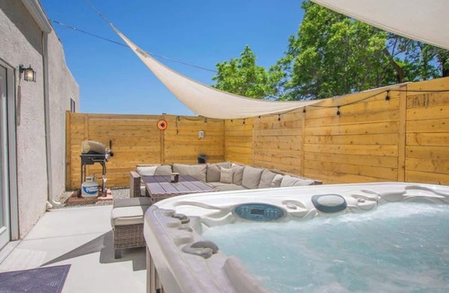 Pat Hurley House | Cowboy Den+Hot Tub+Game Room+No Pet Fee!