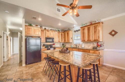 New Braunfels House | Cowboy Lodge RR94404 #4