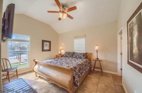 New Braunfels House | Cowboy Lodge RR94404 #4