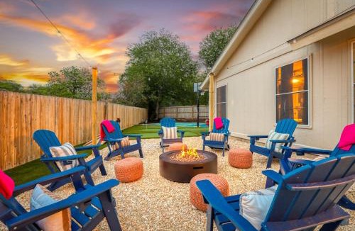 North San Antonio - SAT House | Cowboy Luxe Retreat Pool Putt Putt Pickleball