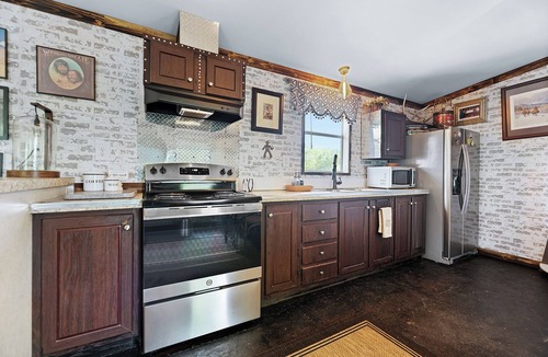 Seguin House | Cowboy Palace on Moonhill Farm - 2 bed - 2 bath, w/full kitchen