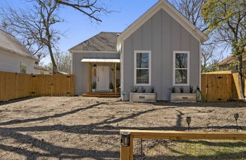 Waco House | Cowboy Pool 2 mins 2 Silos & Cameron Park