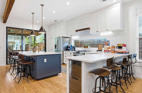 Holly House | Cowboy Pool, Putting Green - East Austin Oasis