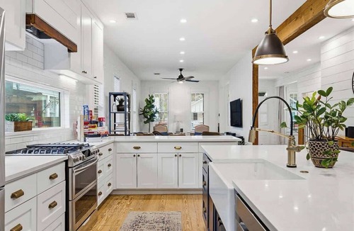 Holly House | Cowboy Pool, Putting Green - East Austin Oasis