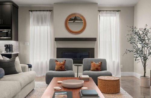 Georgetown House | Cowboy Pool + Walk to Square | Sleeps 8