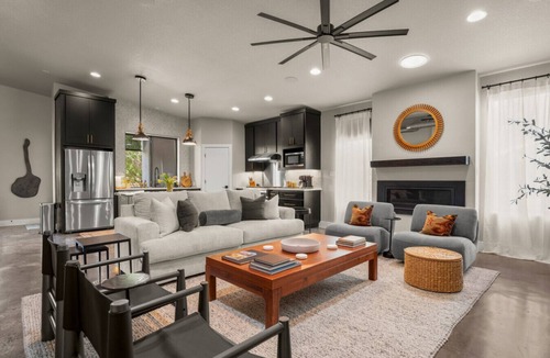Georgetown House | Cowboy Pool + Walk to Square | Sleeps 8