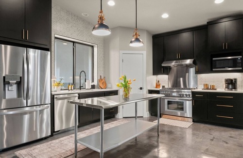Georgetown House | Cowboy Pool + Walk to Square | Sleeps 8