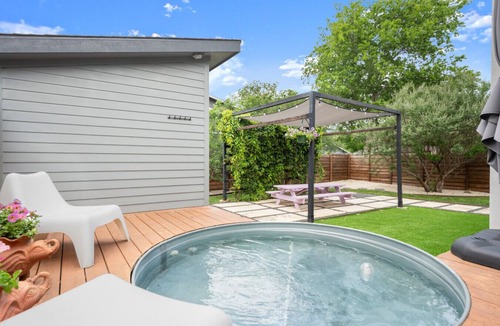 Georgetown House | Cowboy Pool + Walk to Square | Sleeps 8