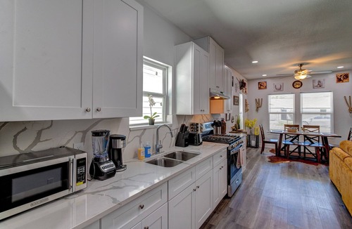 Northeast Houston House | Cowboy Ranch House – Stylish 3 BDR, Pet Friendly!