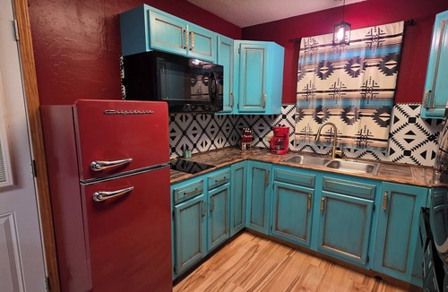 Blackwell House | Cowboy-Themed Howdy House 2 Bedroom w/Saloon & Pool Table