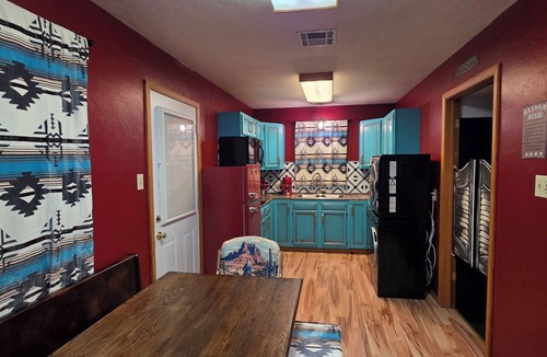 Blackwell House | Cowboy-Themed Howdy House 2 Bedroom w/Saloon & Pool Table