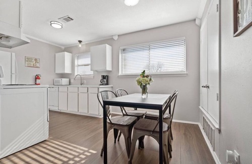 Central Arlington Apartment | Cowboys Retreat. Walk to AT&T Stadium