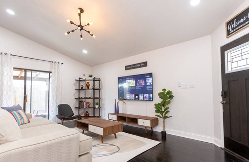 Fossil Creek House | Cowtown Comfort: Pet Friendly Retreat, Gated Yard