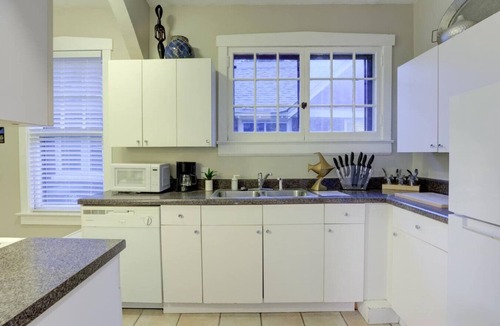 Cooper-Young Historic District House | Cox B · Cooper Young Bungalow w/all the Essentials!