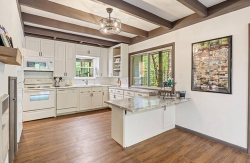 Buffalo Cabin | Cox Riverside Retreat - 32 miles to Springfield