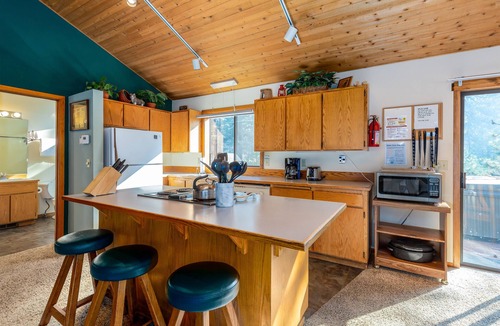 Sunriver House | COYO02 - Close to Village, Hot Tub, Wood Fireplace, TV, Bikes