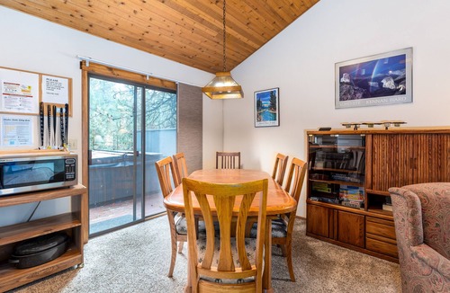 Sunriver House | COYO02 - Close to Village, Hot Tub, Wood Fireplace, TV, Bikes