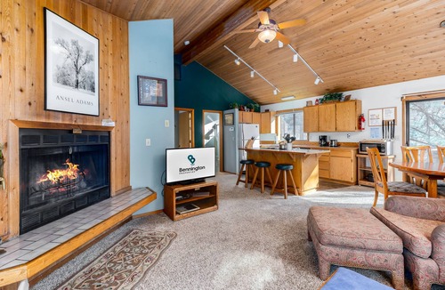Sunriver House | COYO02 - Close to Village, Hot Tub, Wood Fireplace, TV, Bikes