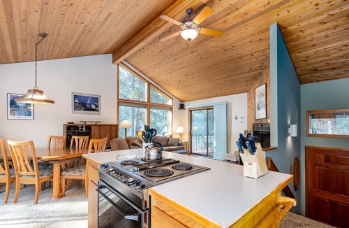 Sunriver House | COYO02 - Close to Village, Hot Tub, Wood Fireplace, TV, Bikes