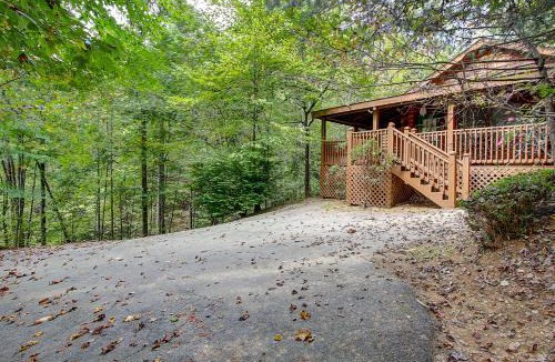 Gatlinburg Ski Chalet | Coziest dog friendly cabin-hot tub & king bed! Close to downtown Gatlinburg!